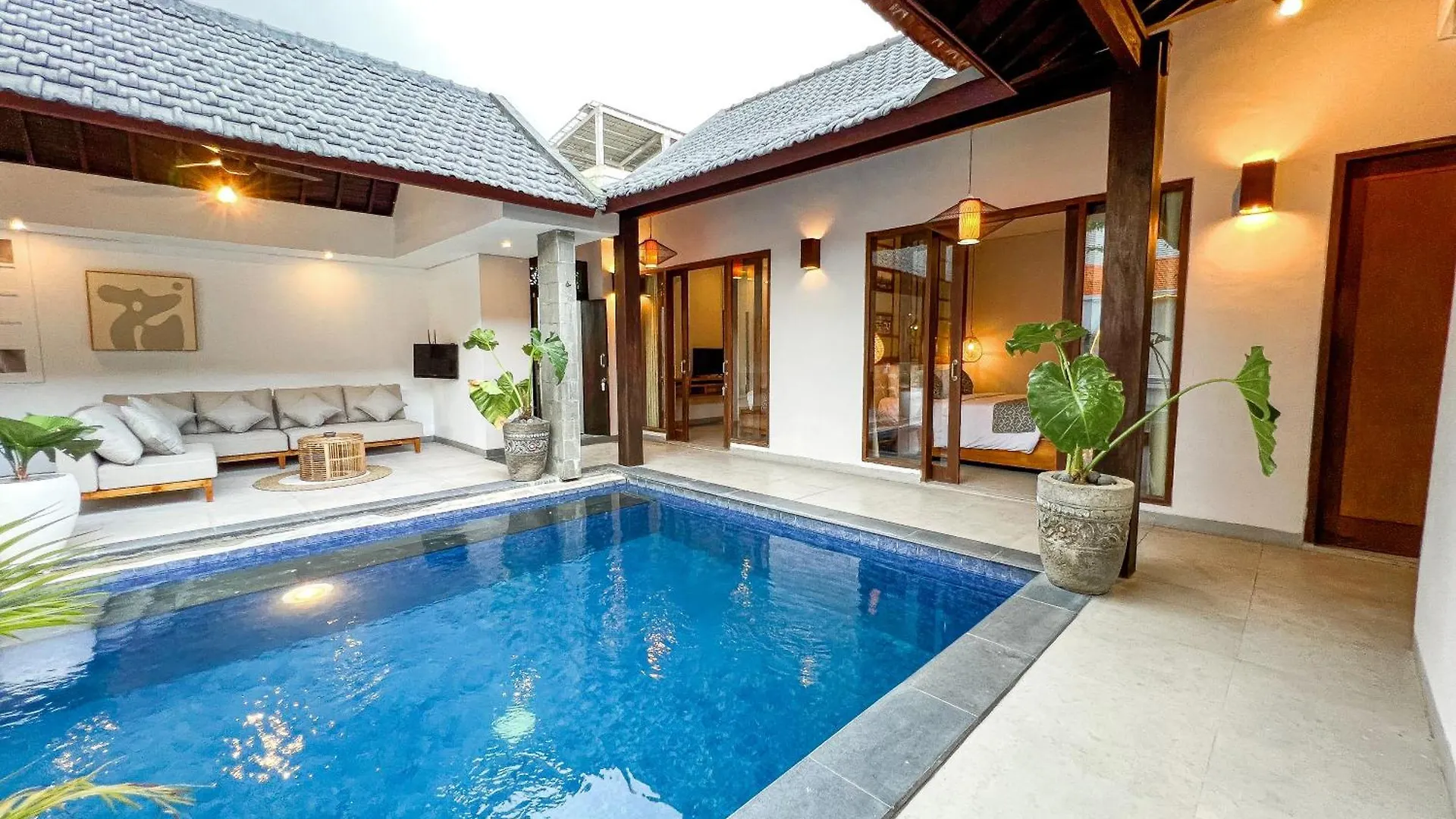Apple Villa & Suite Seminyak 4*,
